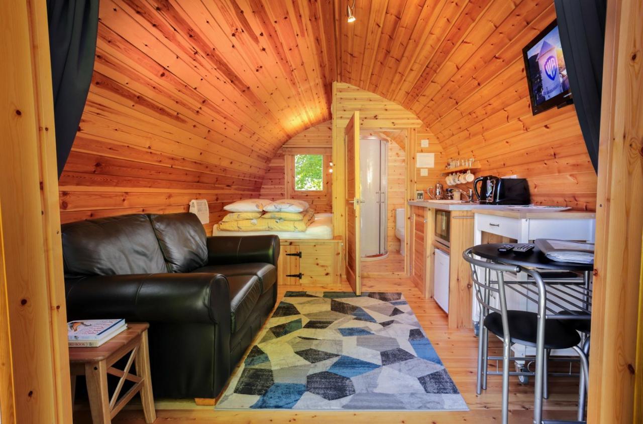 Glentruim Homestay B&B And Glamping Pods Нютънмор Екстериор снимка